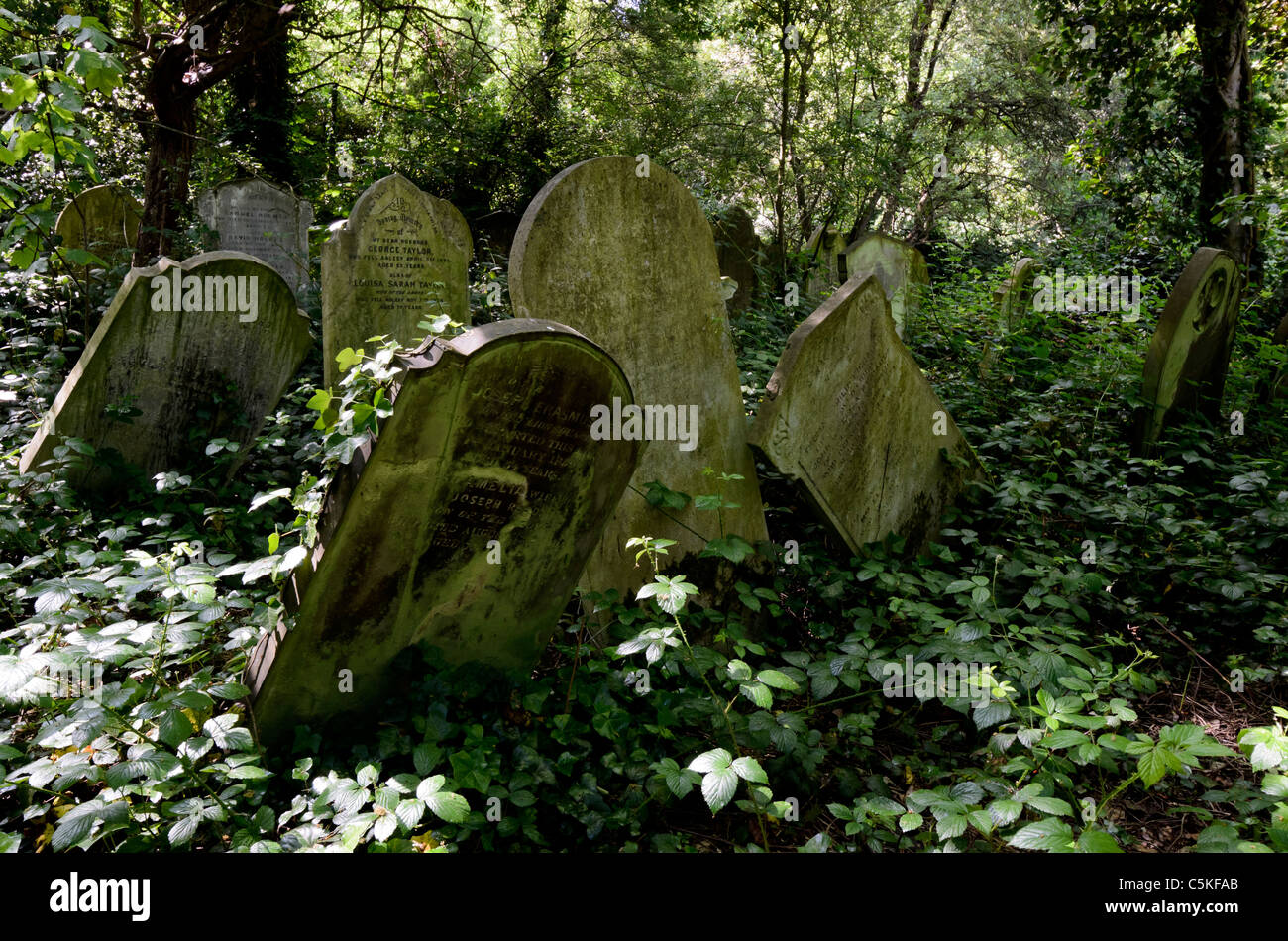 Pierres tombales au cimetière Nunhead à Londres Banque D'Images