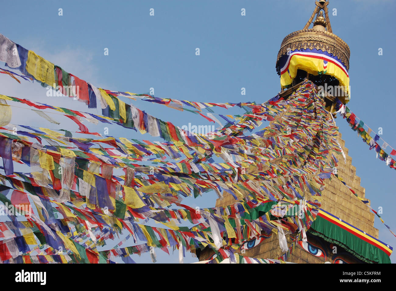 Les drapeaux de prières au Stupa de Boudhanath, Katmandou Banque D'Images