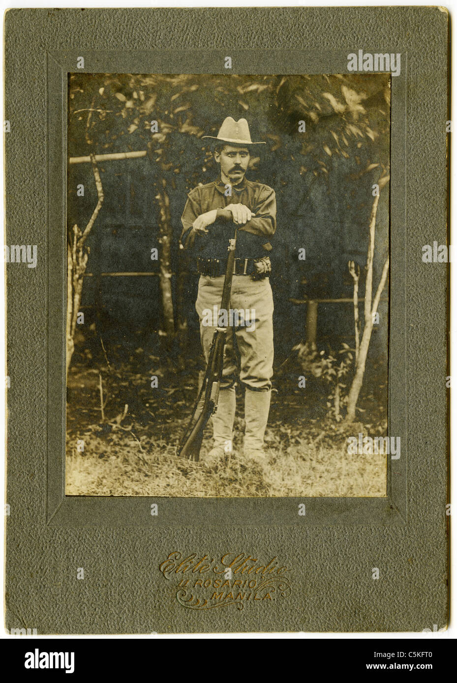 Des soldats de la guerre hispano-américaine à Manille, aux Philippines. portrait d'armes à feu de calibre uniforme fusil 45 8e Banque D'Images