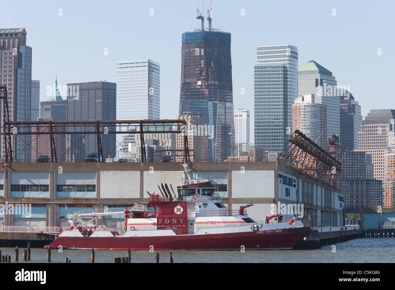 FDNY fire 1 Marine bateau "Trois quarante trois' accosté à son poste d'amarrage au quai 40 sur le fleuve Hudson. Banque D'Images