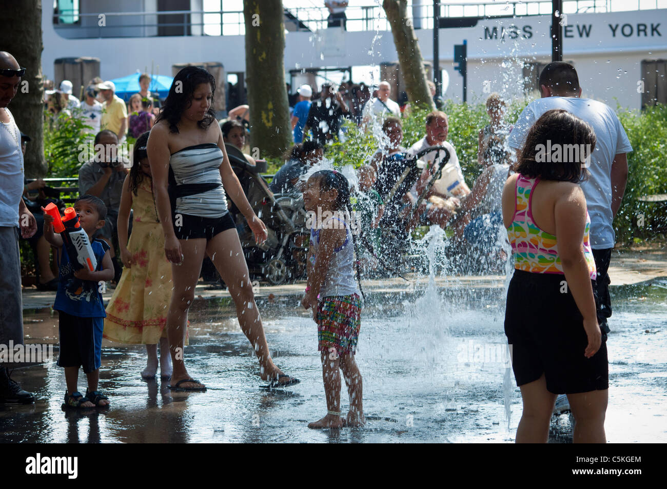 Les New-Yorkais et les touristes vous rafraîchir à la fontaine dans le Bosque de la batterie dans Battery Park à New York Banque D'Images