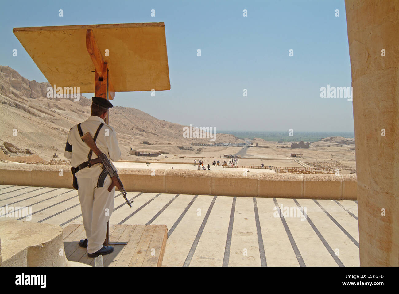 Garde armée au Temple de la reine Hatshepsout en Egypte Banque D'Images