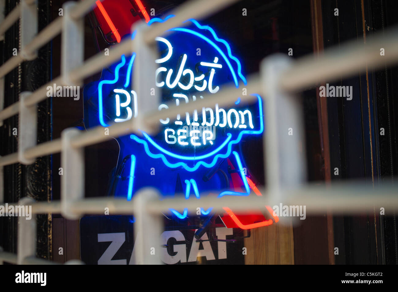 Une enseigne lumineuse pour Pabst Blue Ribbon beer est perçu à l'extérieur d'un restaurant fermé à New York Banque D'Images