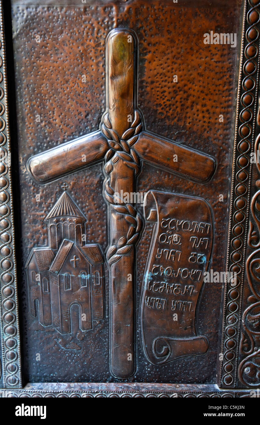Géorgie - Tbilissi - détail d'un ordate Tsminda Sameba porte à l'intérieur de la Cathédrale Banque D'Images