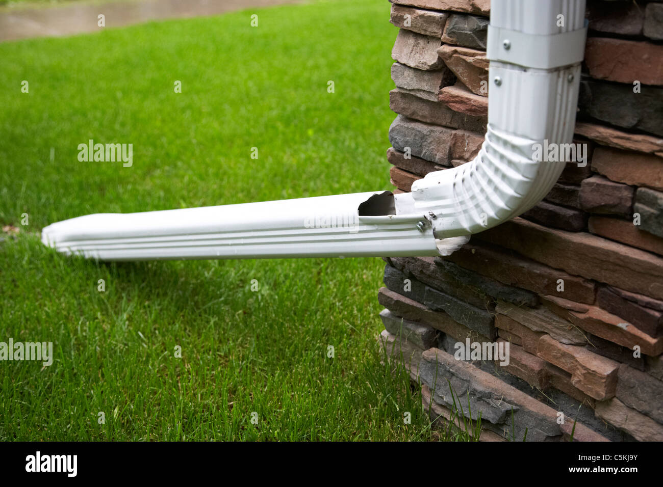 La goulotte de vidange à l'extension se protéger de la pluie à l'écart du bâtiment et les sous-sols au Canada Banque D'Images