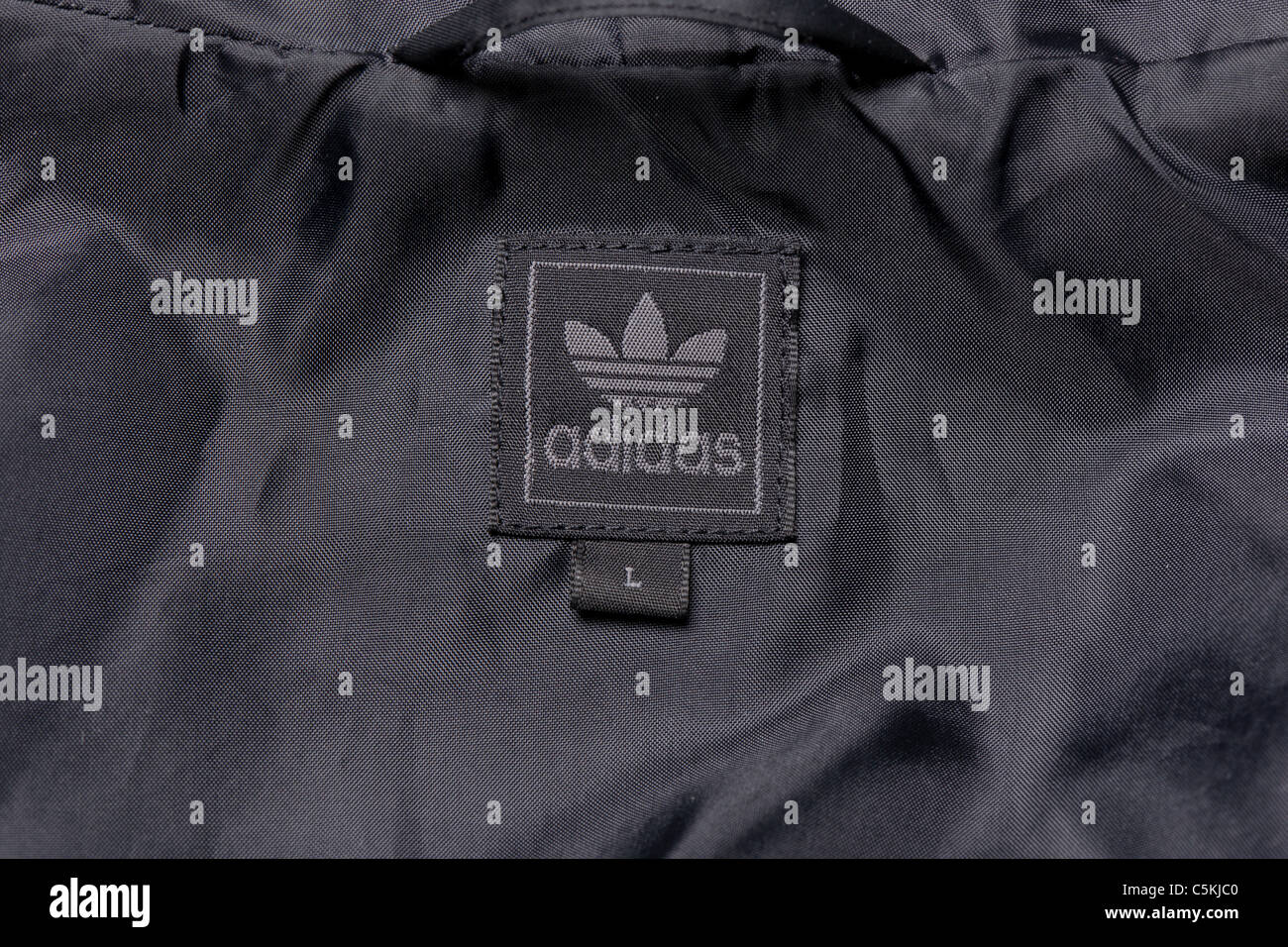 Vêtements coupe-vent Adidas hommes veste full zip hooded en nylon. Avec logo du trèfle. Détail de l'étiquette Banque D'Images