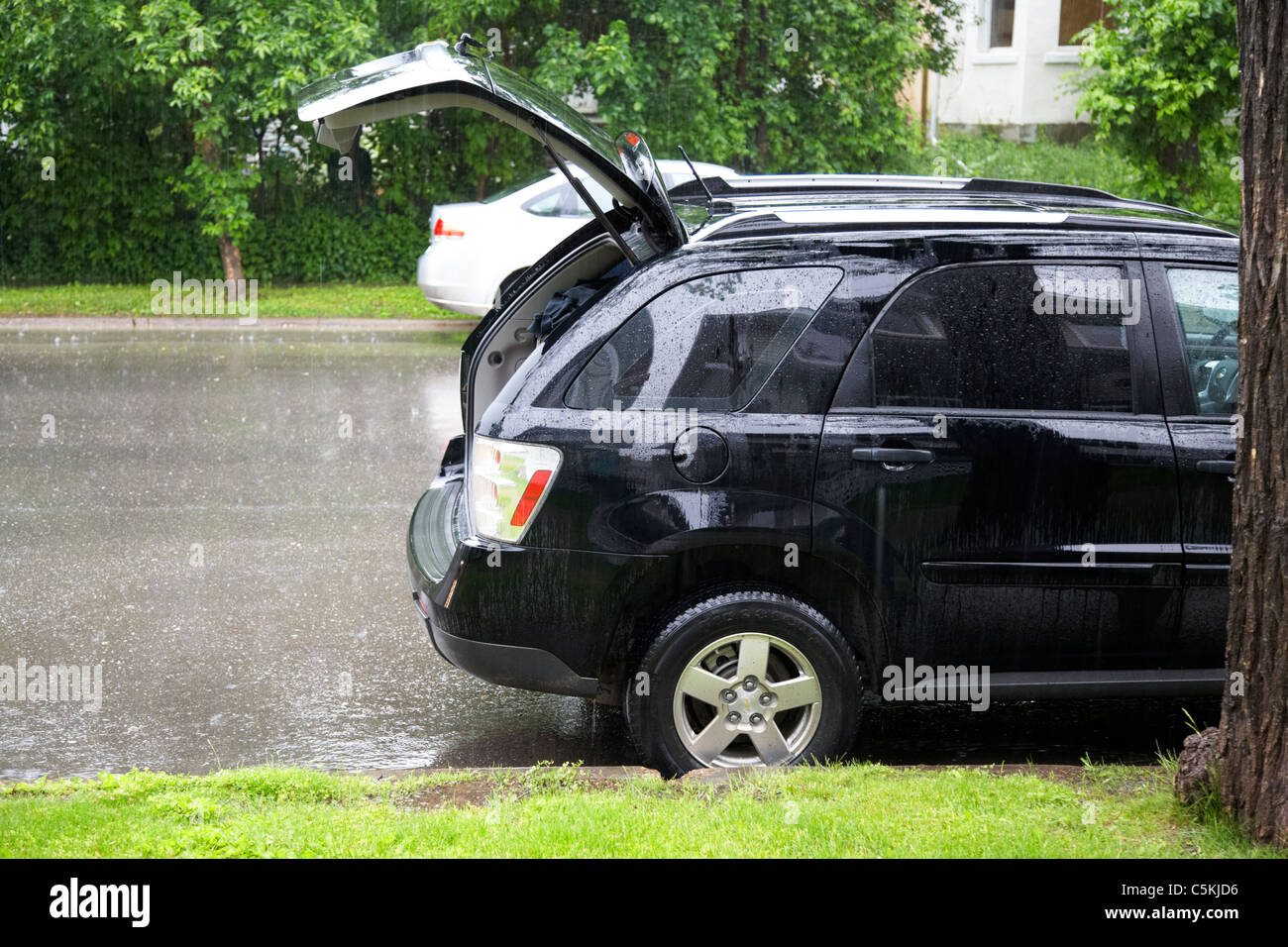 Crossover SUV location véhicule avec porte arrière ouverte sous la pluie pour le chargement au canada Banque D'Images