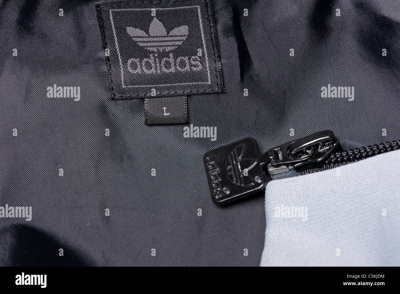 Vêtements coupe-vent Adidas hommes veste full zip hooded en nylon. Avec logo du trèfle. Détail de l'étiquette Banque D'Images