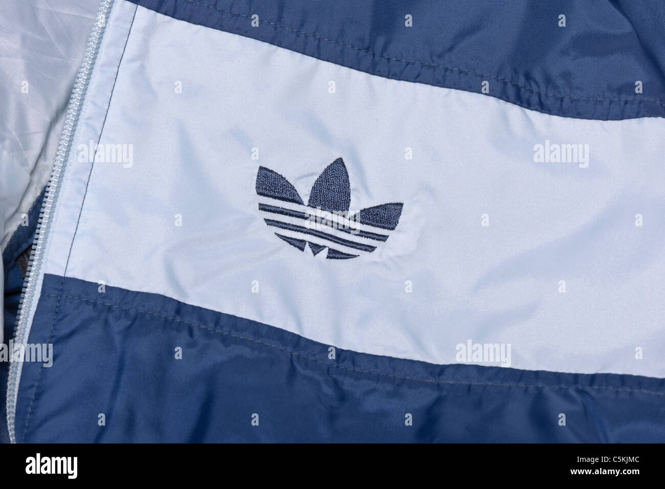 Gamme sportswear Adidas Marseille windcheater men's rain jacket en nylon bleu deux tons, à capuchon avec fermeture. Logo du trèfle détail. Banque D'Images