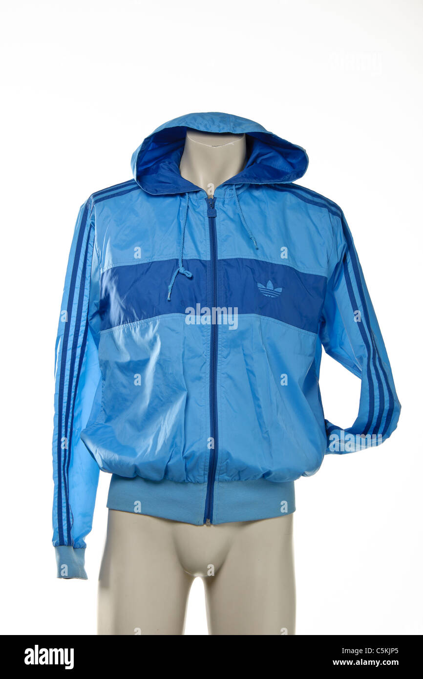 Gamme sportswear Adidas Marseille windcheater men's rain jacket en nylon bleu deux tons, à capuchon avec fermeture. Banque D'Images