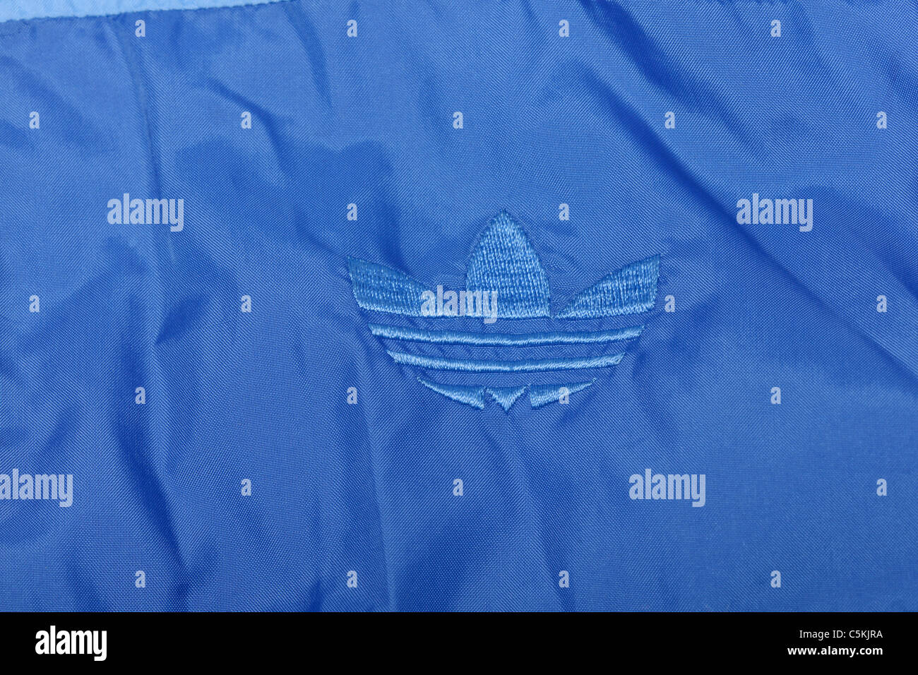 Gamme sportswear Adidas Marseille windcheater men's rain jacket en nylon bleu deux tons, à capuchon avec fermeture. Logo du trèfle détail. Banque D'Images