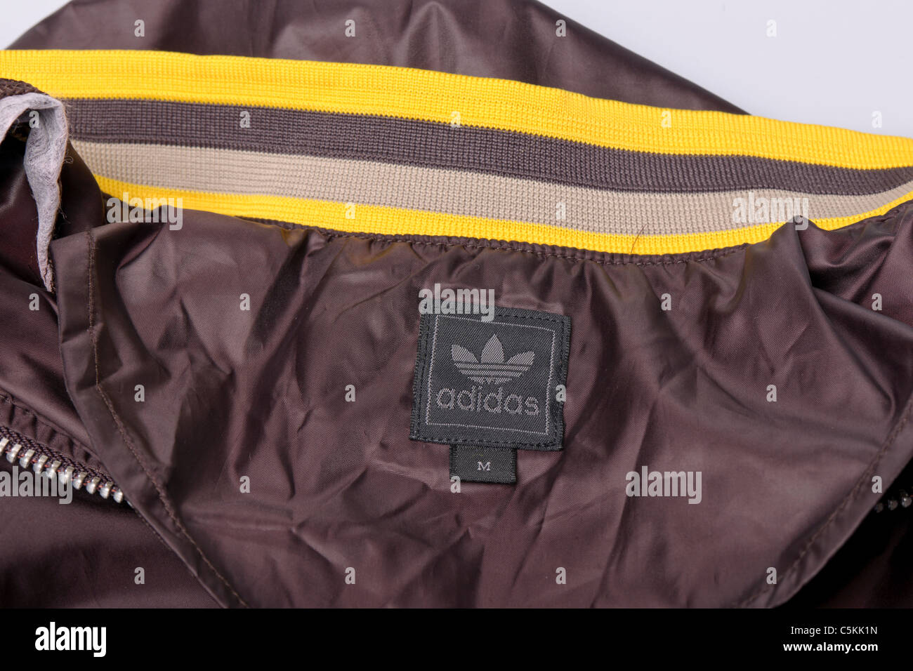 Adidas hommes sportswear veste coupe-vent de frais généraux de l'en nylon 1/4 Zip à cou Veste de frais généraux. Détail de l'étiquette Banque D'Images