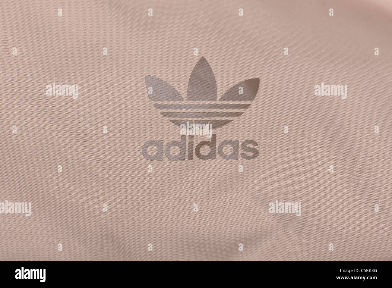 Gamme de Paris Adidas men's sportswear sweats à capuche coupe-vent veste full zip en nylon avec capuche. Logo du trèfle Banque D'Images