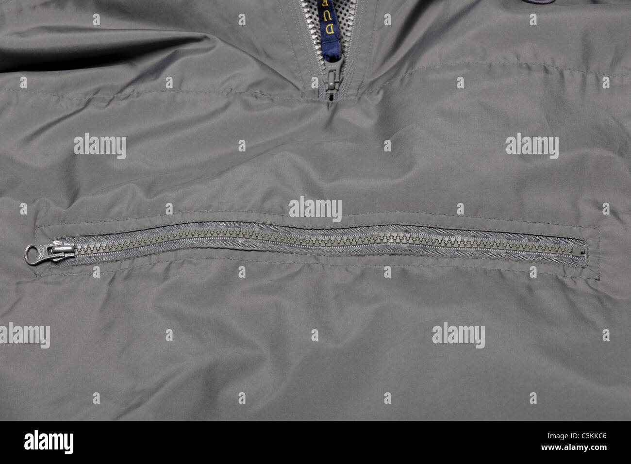 La nouille de St George cagoule men's passage rain jacket hooded en vert. Détail fermeture éclair Banque D'Images