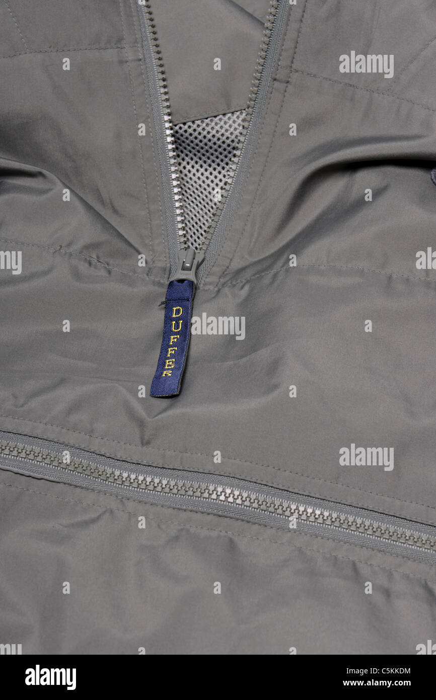 La nouille de St George cagoule men's passage rain jacket hooded en vert. Détail Zip Banque D'Images