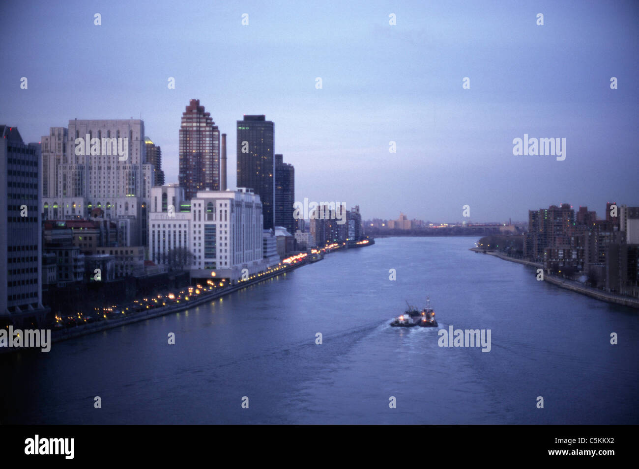 Le trafic sur l'East River, NEW YORK Banque D'Images