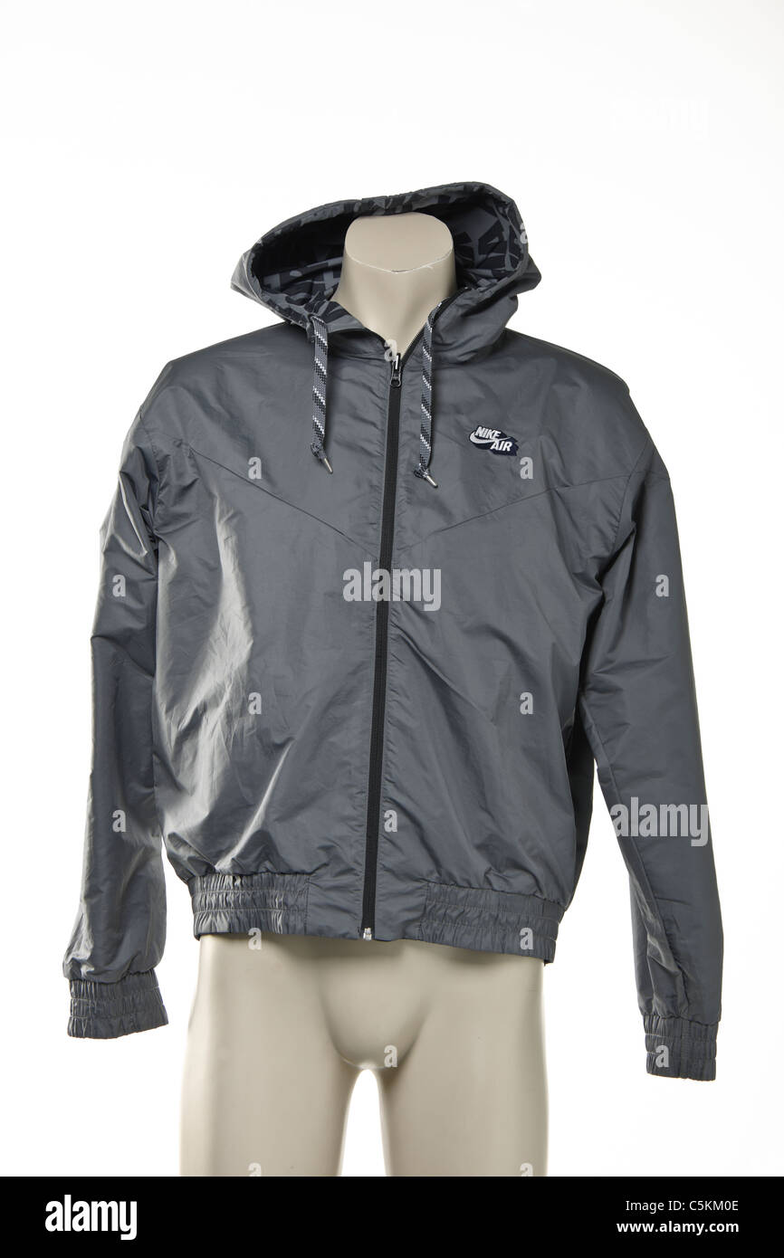 Hommes Nike Air windrunner sportswear veste de pluie. Noir avec détail réversible un côté, gris de l'autre. Veste Full Zip en nylon. Banque D'Images