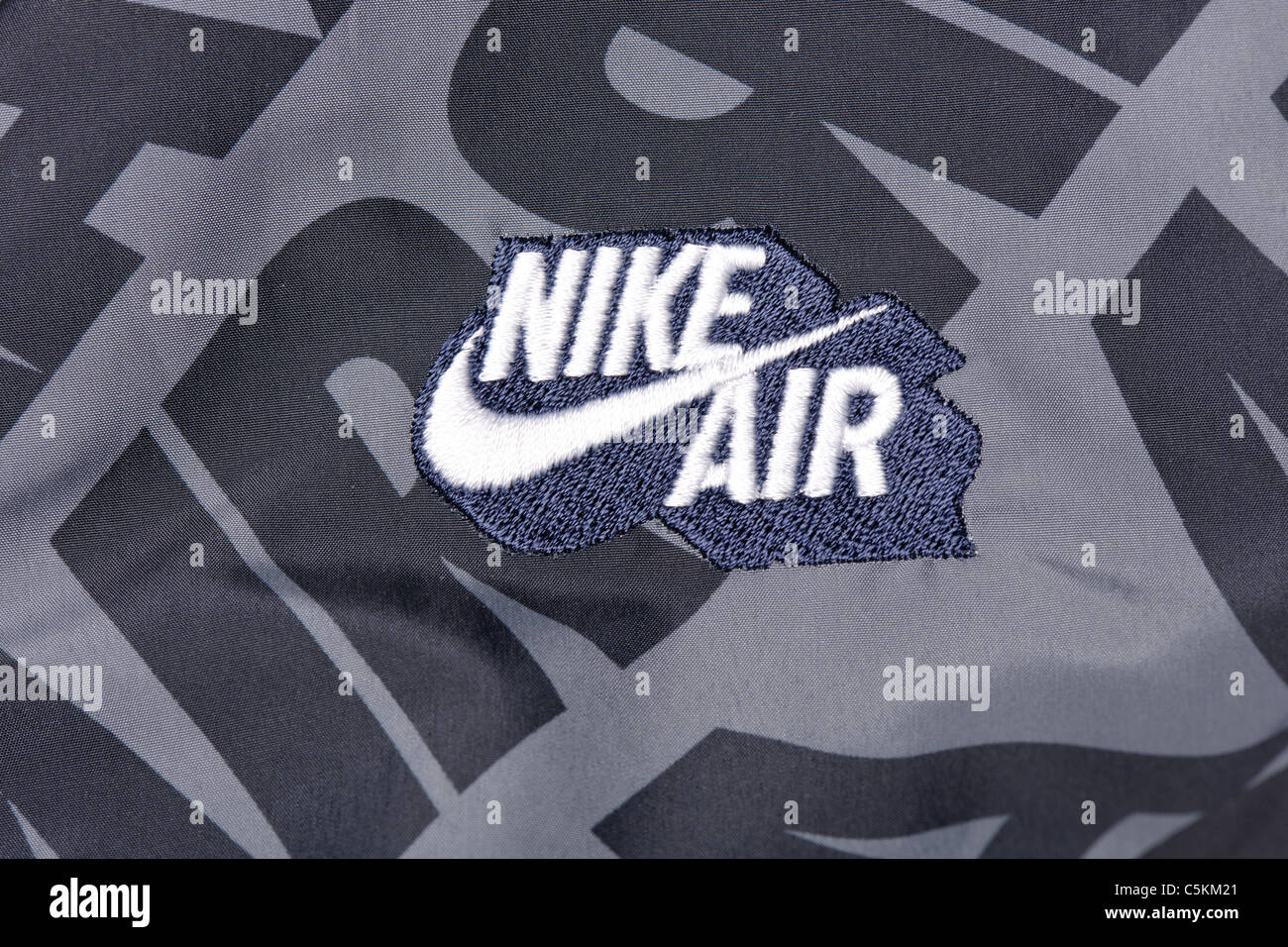 Hommes Nike Air windrunner sportswear veste de pluie. Noir avec détail réversible un côté, gris de l'autre. Détails Badge Banque D'Images