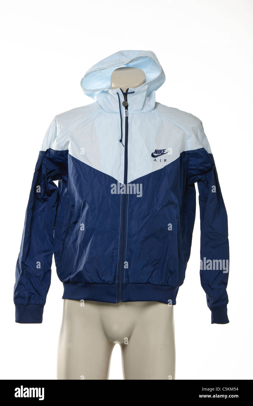 Nike Air windrunner sportswear hommes veste coupe-vent en nylon. En bleu  clair/bleu foncé, avec le capot Photo Stock - Alamy