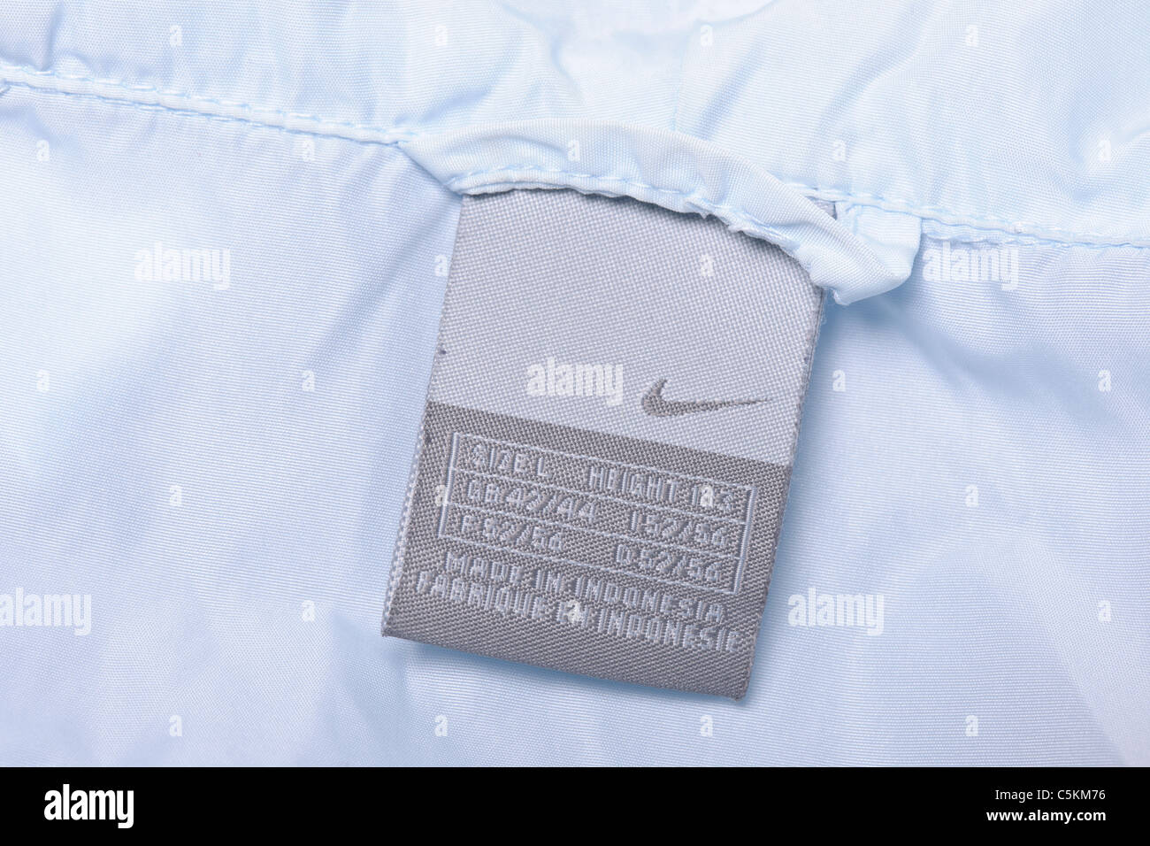 Nike Air windrunner sportswear hommes veste coupe-vent en nylon. En bleu  clair/bleu foncé, avec le capot. Détail de l'étiquette Photo Stock - Alamy