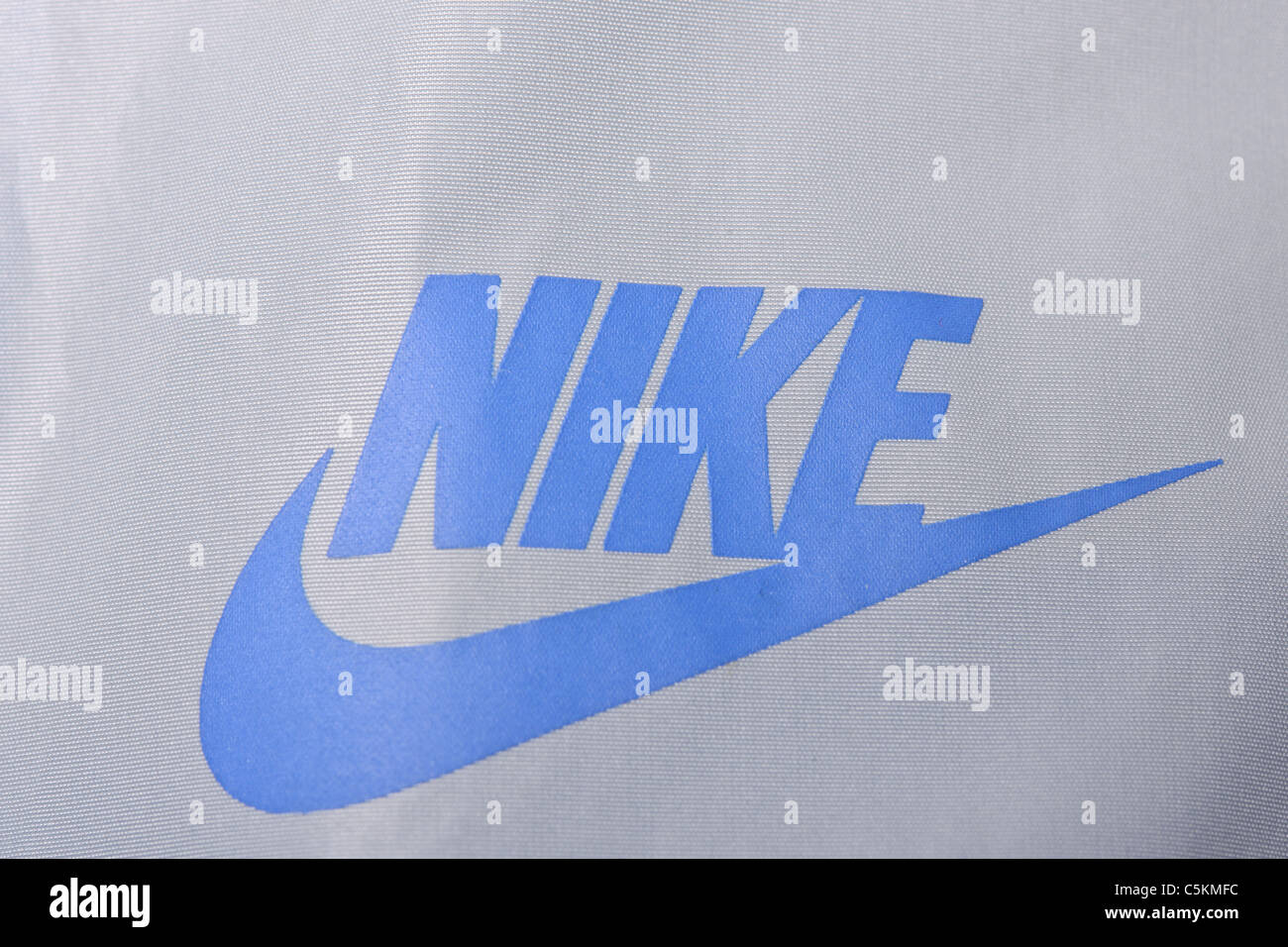 Veste Windrunner Nike pour hommes en bleu/gris logo Swoosh Nike détails  Photo Stock - Alamy