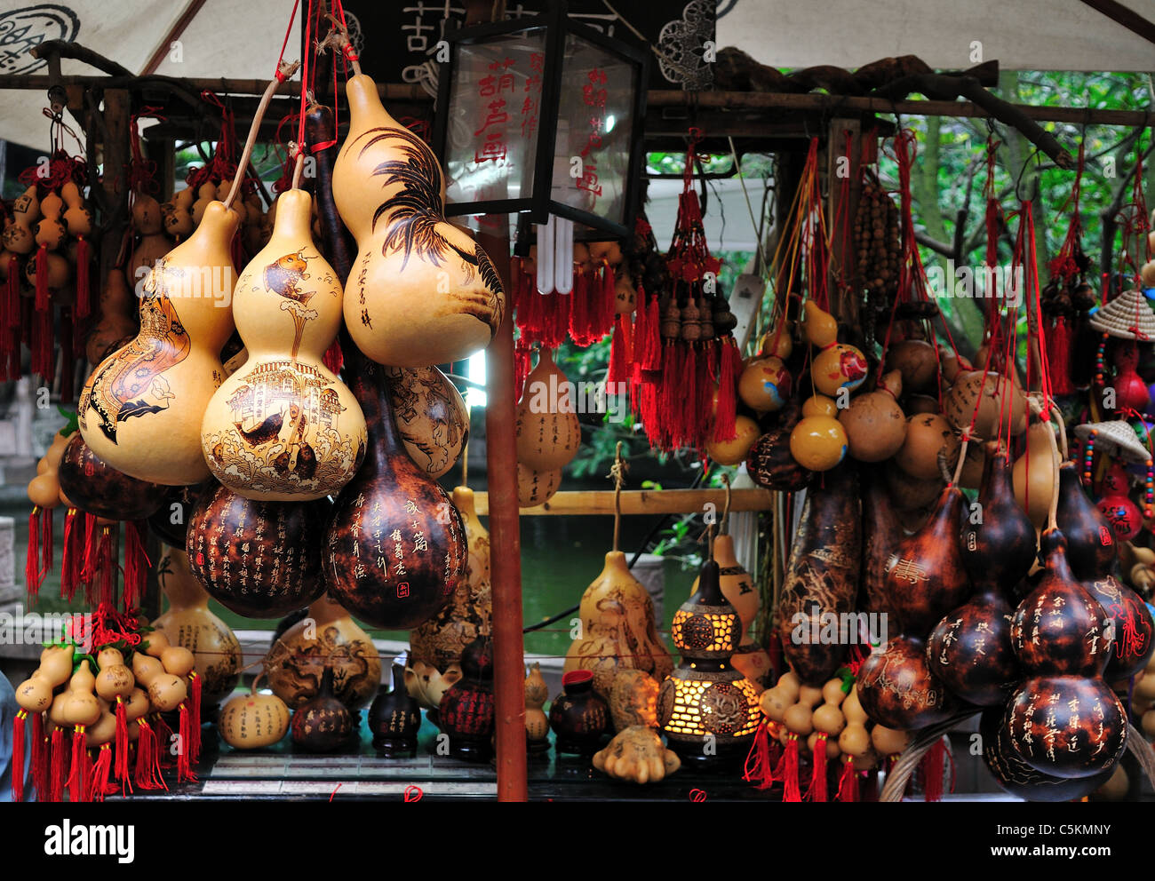 Les gourdes avec la peinture artistique en vente sur un stand. Chengdu, Sichuan, Chine. Banque D'Images