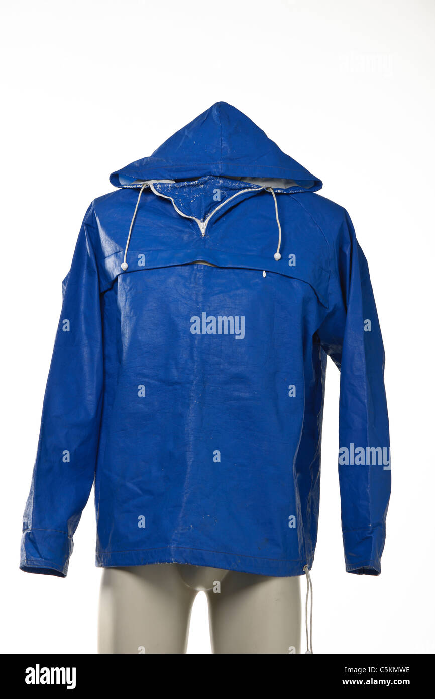 Men's Peter Storm vintage cagoule en bleu dans un lourd matériel PVC montre tout à fait un peu d'usure. Vintage des années 70. Banque D'Images