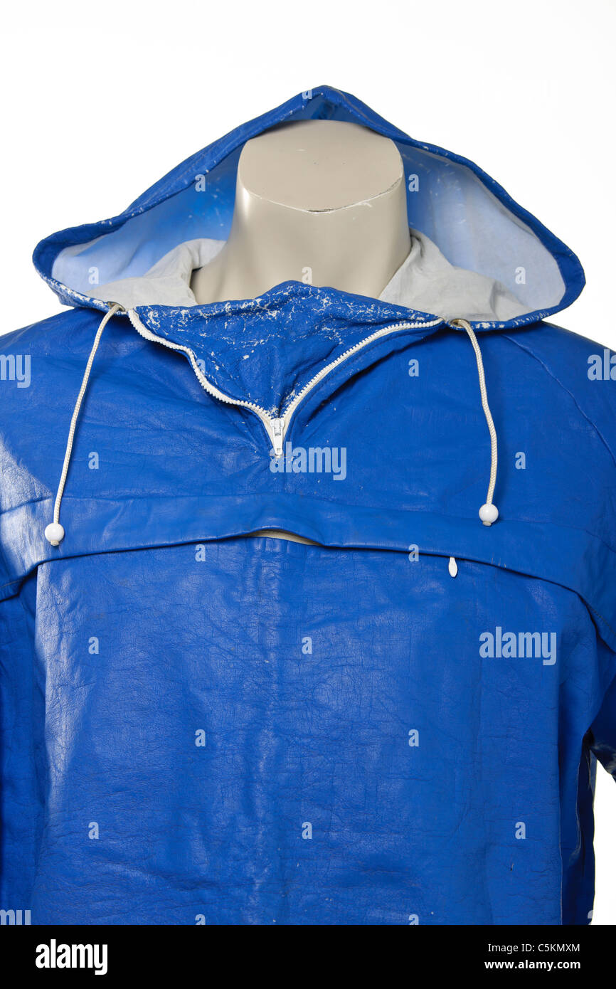 Men's Peter Storm vintage cagoule en bleu dans un lourd matériel PVC montre tout à fait un peu d'usure. Vintage des années 70. Banque D'Images