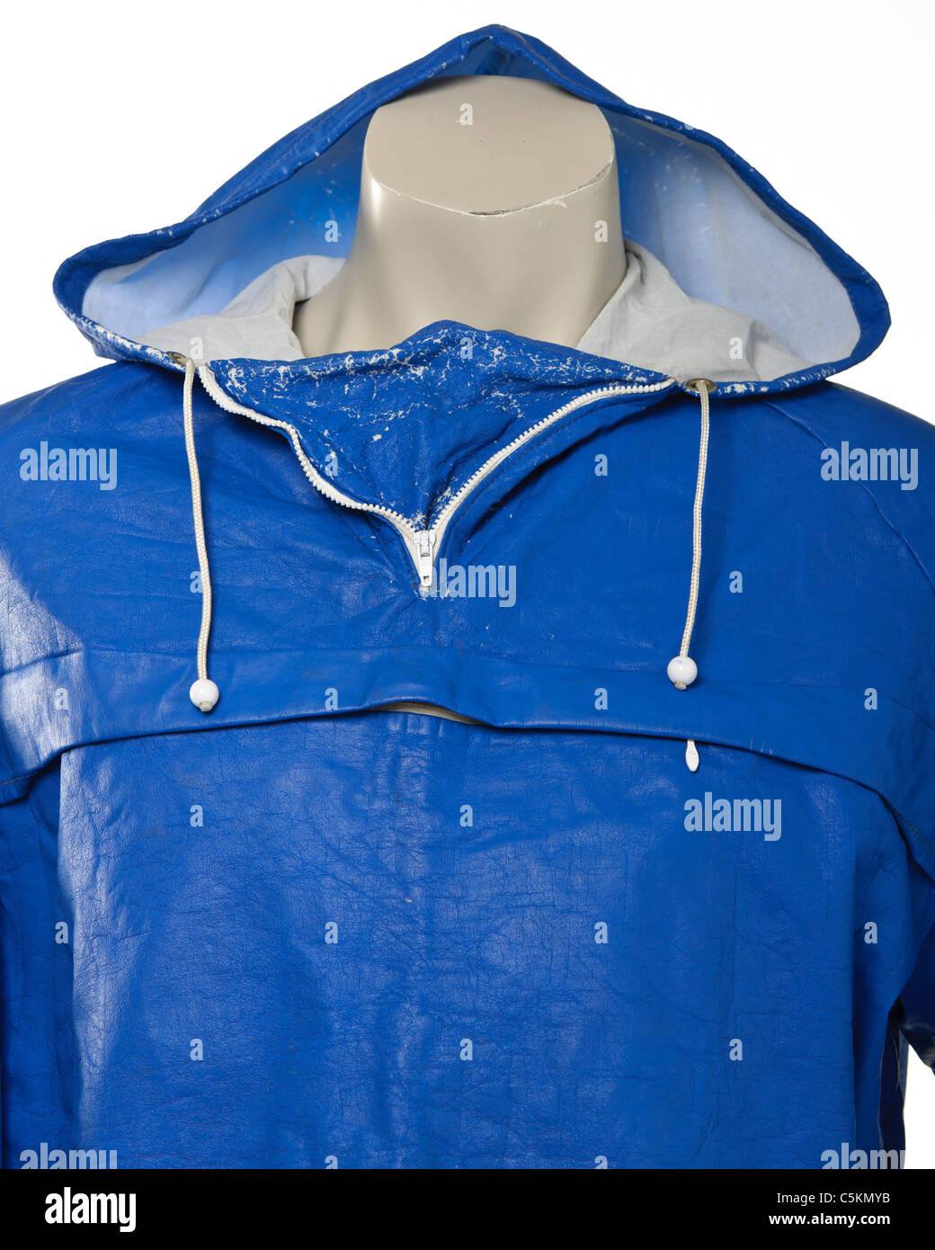 Men's Peter Storm vintage cagoule en bleu dans un lourd matériel PVC montre tout à fait un peu d'usure. Vintage des années 70. Banque D'Images