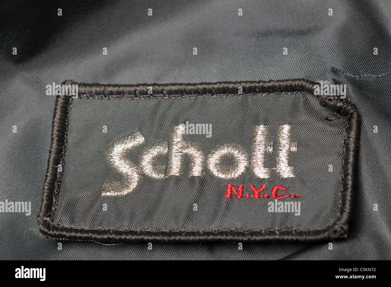 Men's Schott blouson de marque, veste de vol militaire porté par les pilotes de l'armée de l'air. Badge amovible détail. Banque D'Images