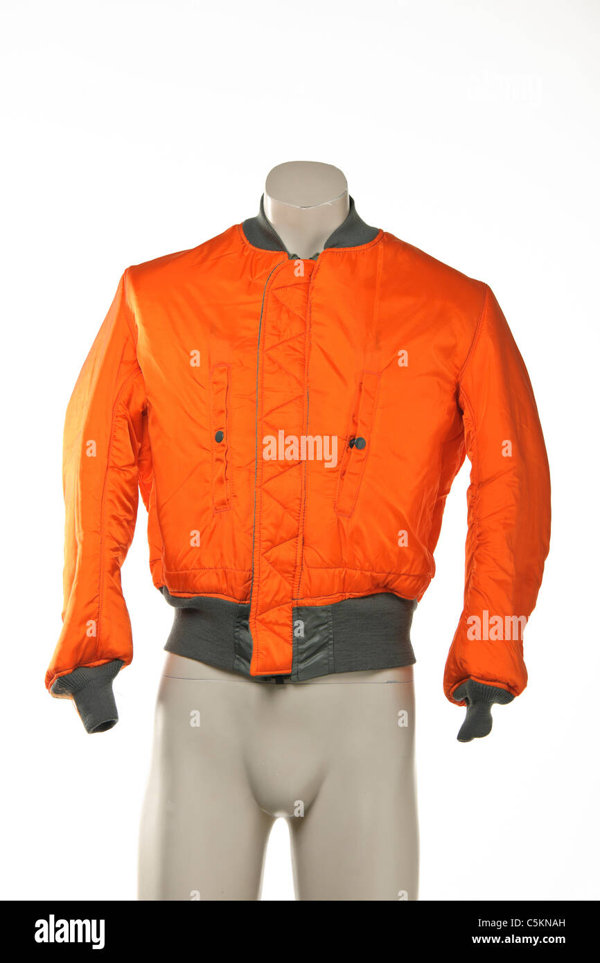 Men's U.S Airforce blouson de vol dans la région de vert sauge, réversible avec coffre orange sur l'arrière. Banque D'Images