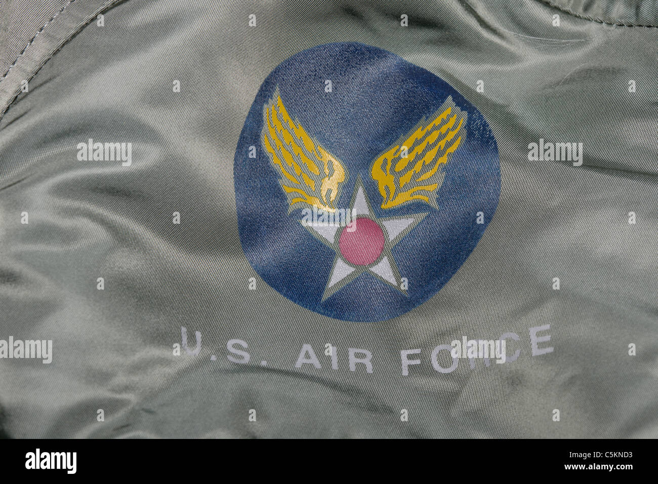 Men's U.S Airforce blouson de vol dans la région de vert sauge, réversible avec coffre orange sur l'arrière. Banque D'Images