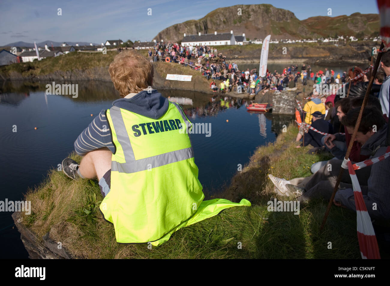 L'édition 2010 du championnat d'écrémage en pierre,Easdale Island, Ecosse. Steward au bord de la carrière. Banque D'Images