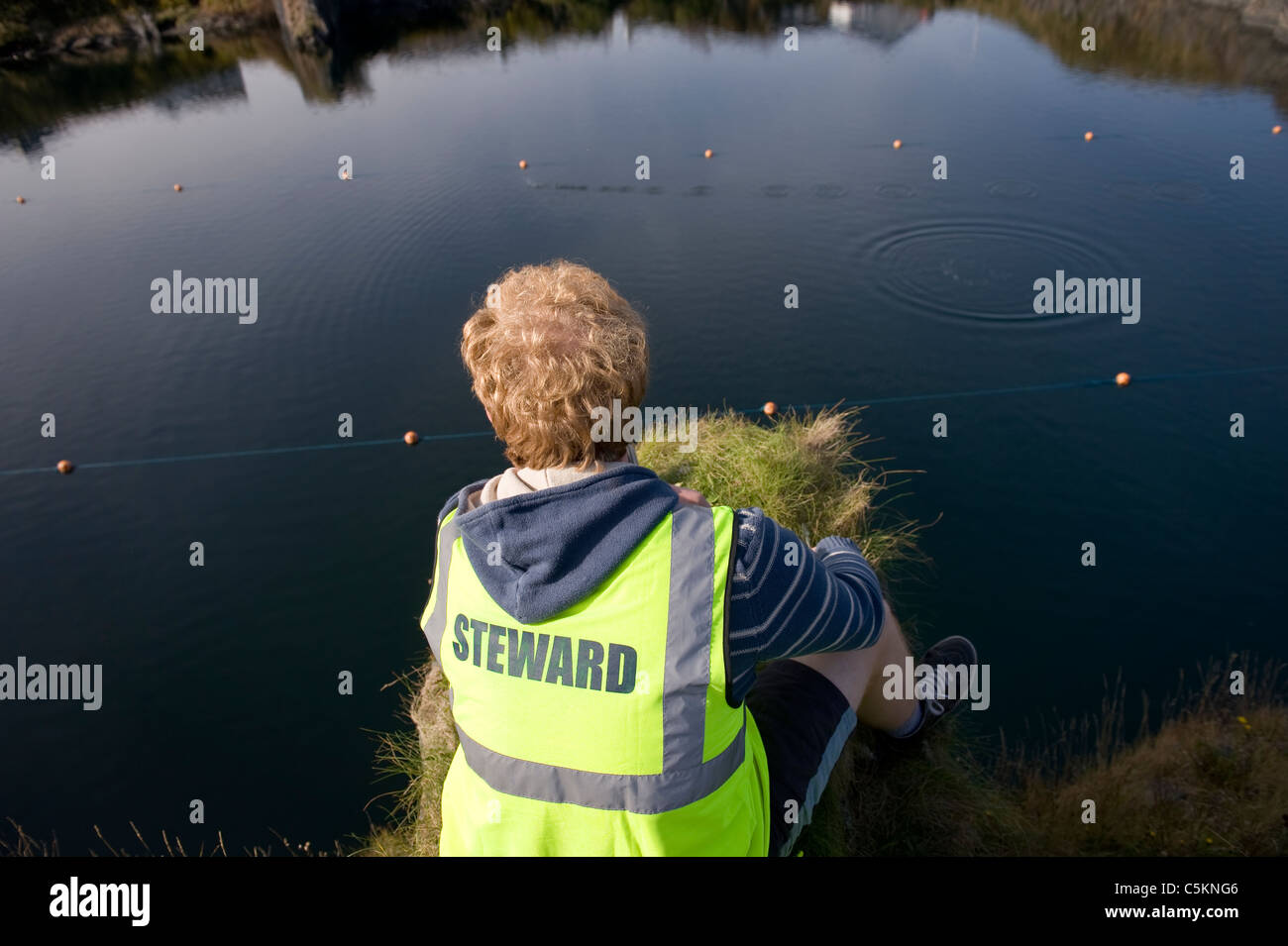 L'édition 2010 du championnat d'écrémage en pierre,Easdale Island, Ecosse. L'écrémage pierre montres steward à bord de la carrière. Banque D'Images