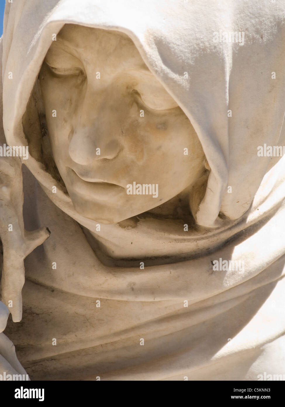 Détail d'une statue de pierre, le visage d'une femme en deuil à l'extérieur de l'église Notre-Dame de la Garde, Marseille, France Banque D'Images