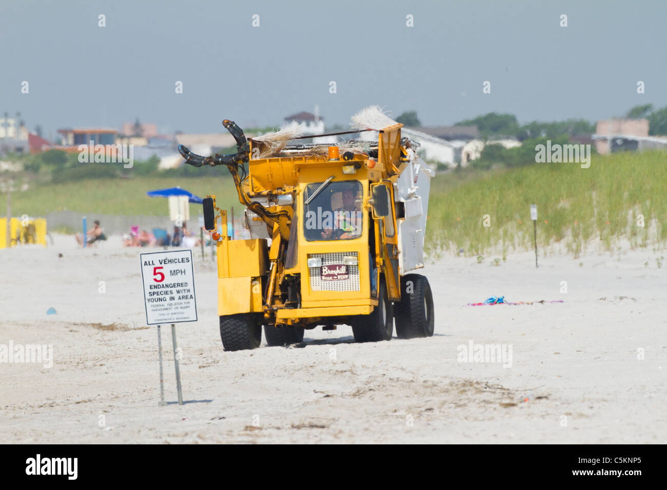 Camion ramasse la plage de travail Banque D'Images