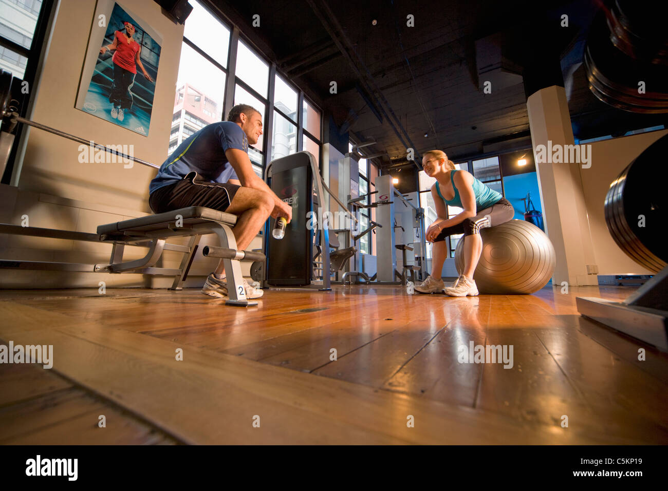 Une salle de sport dans un ancien pigeonnier, avec un homme femme amd talking and smiling Banque D'Images