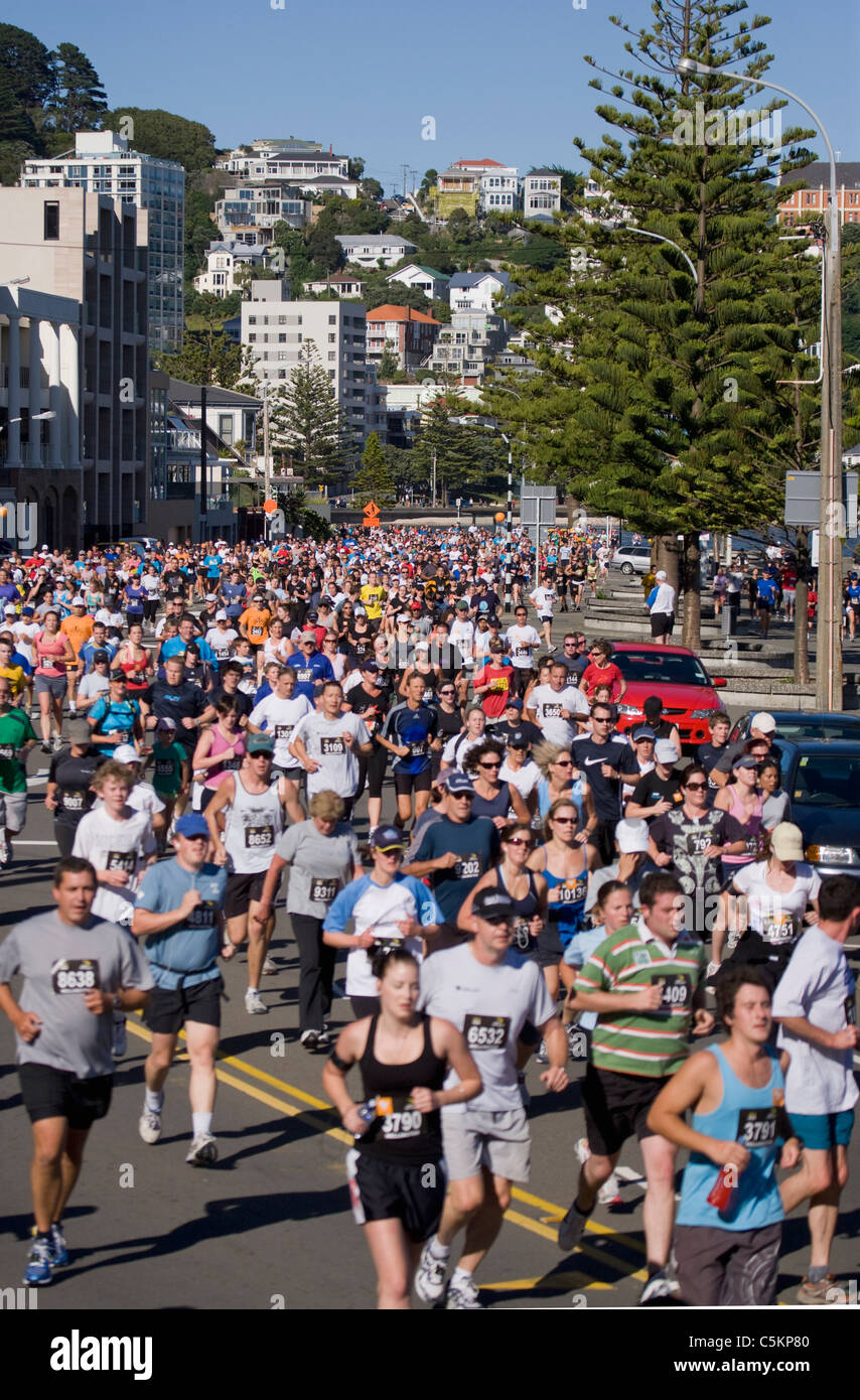 Des centaines de personnes s'exécutant dans la ronde 2009 Les baies Fun Run, Oriental Parade, Wellington, Nouvelle-Zélande Banque D'Images