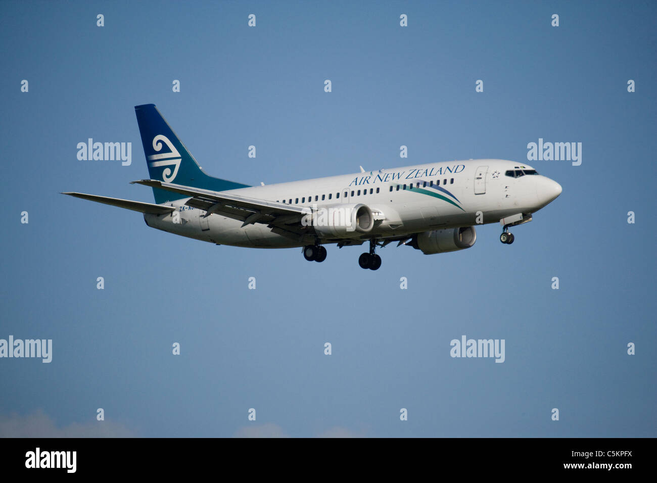 Boeing 737 d'Air New Zealand avec roues vers le bas pour l'approche finale vers l'Aéroport International d'Auckland Banque D'Images