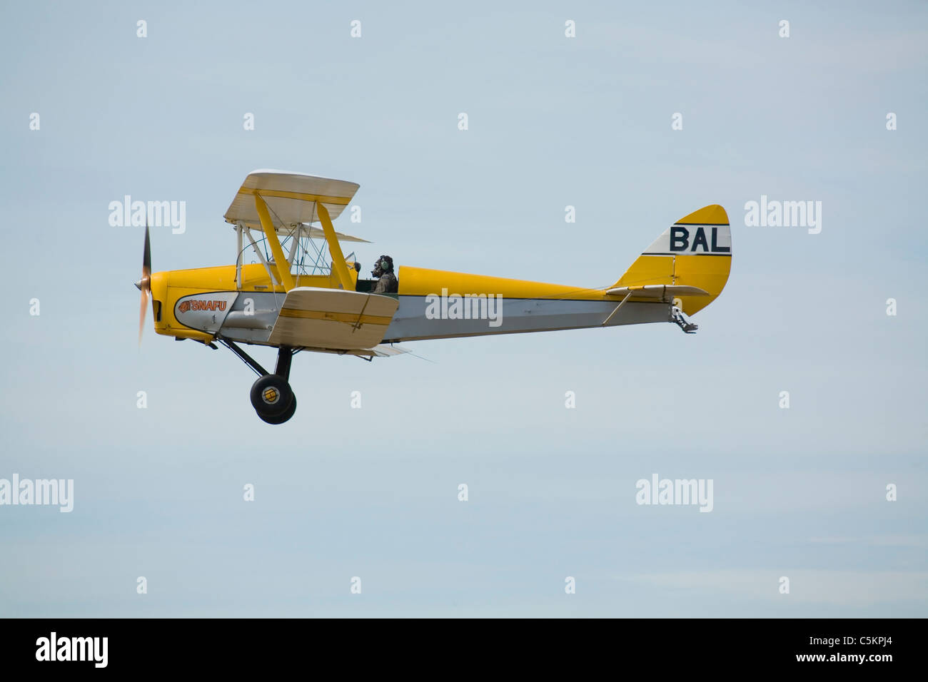 Le jaune de Havilland DH82 Tiger Moth flying biplan, vue de profil, la Nouvelle Zélande Banque D'Images
