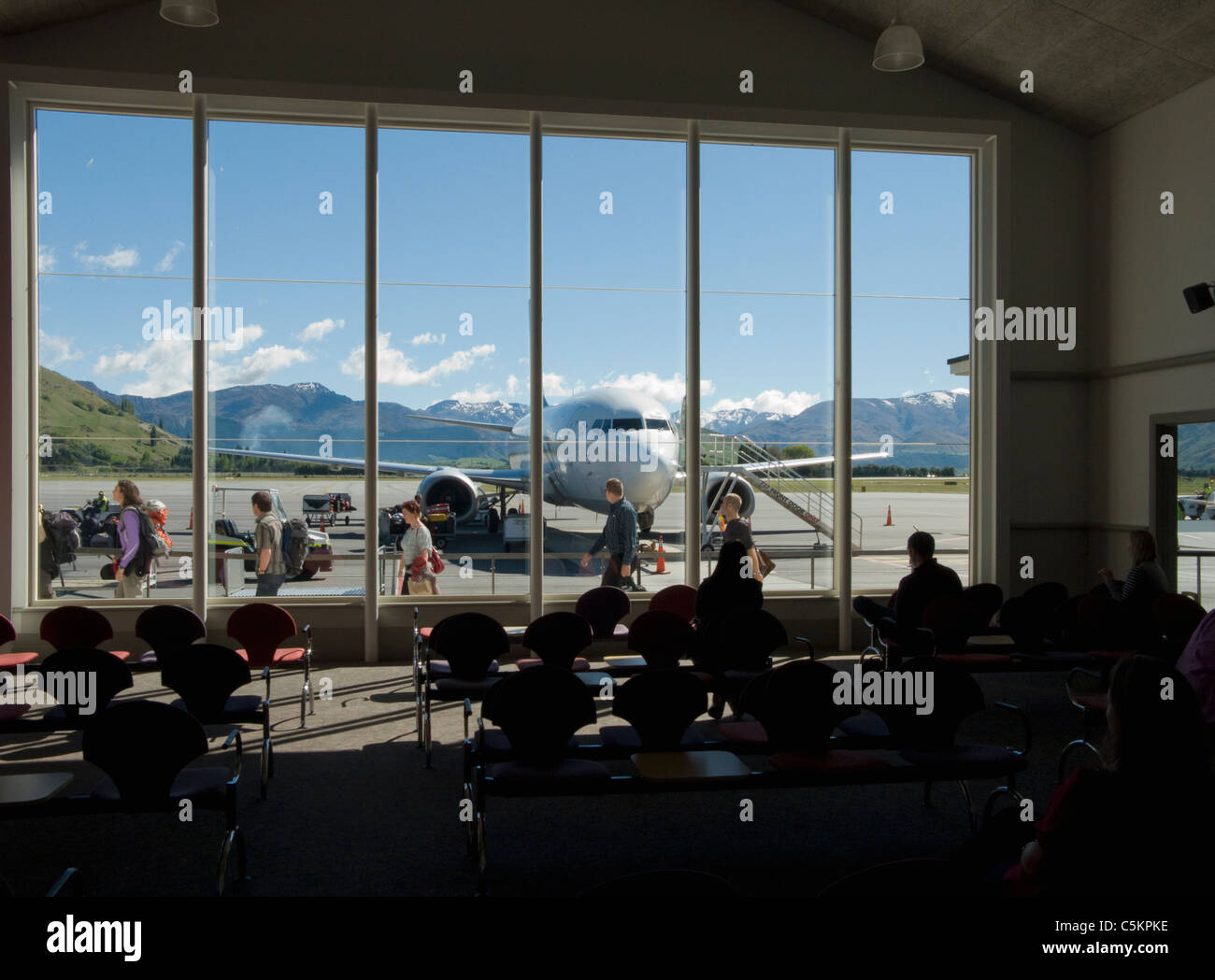 Les passagers débarquant d'un avion Boeing 737-300 d'Air New Zealand à l'aéroport de Queenstown, vu de l'intérieur de la borne Banque D'Images