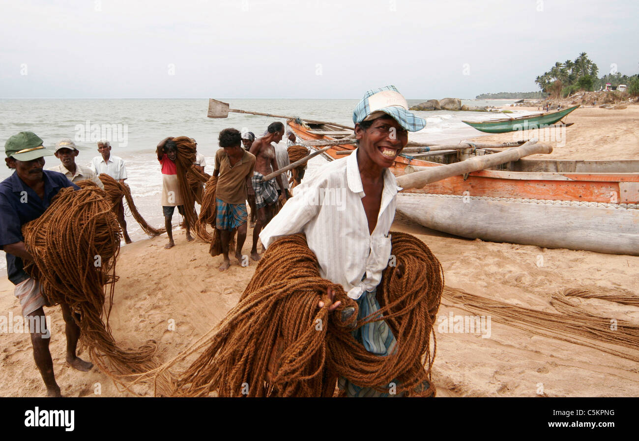 Le Sri Lanka, les pêcheurs à bord des filets et corde jusqu'à la plage de Beruwela, Banque D'Images