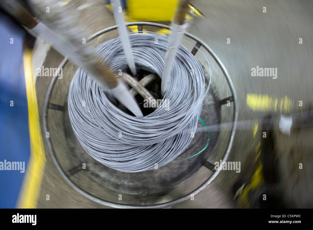 La fusée dans maunfacturing palnt fil. Le fil de l'usine la fusée. Banque D'Images