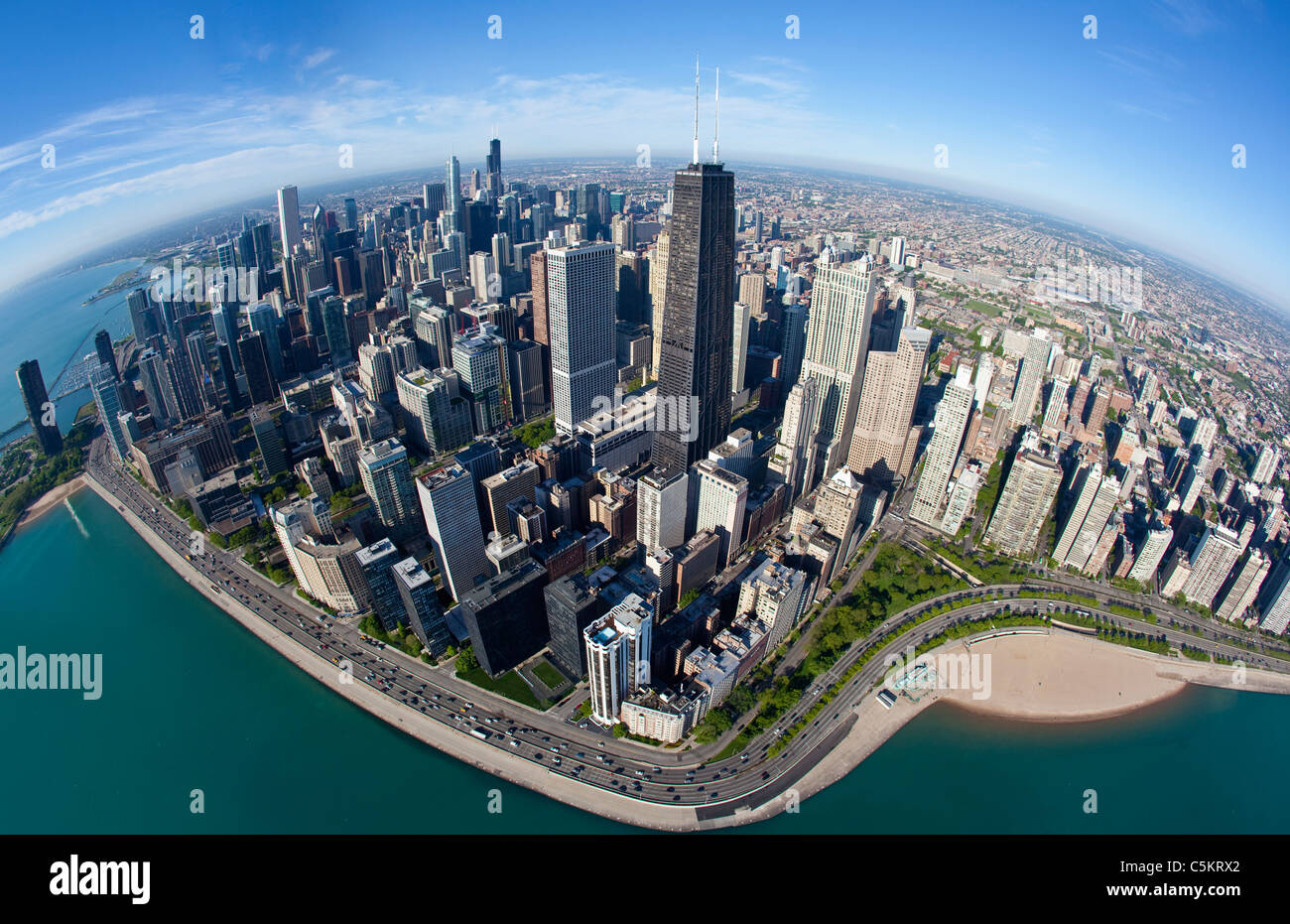 Sur le lac Michigan aérienne de Chicago cityscape avec Lake Shore Drive Banque D'Images
