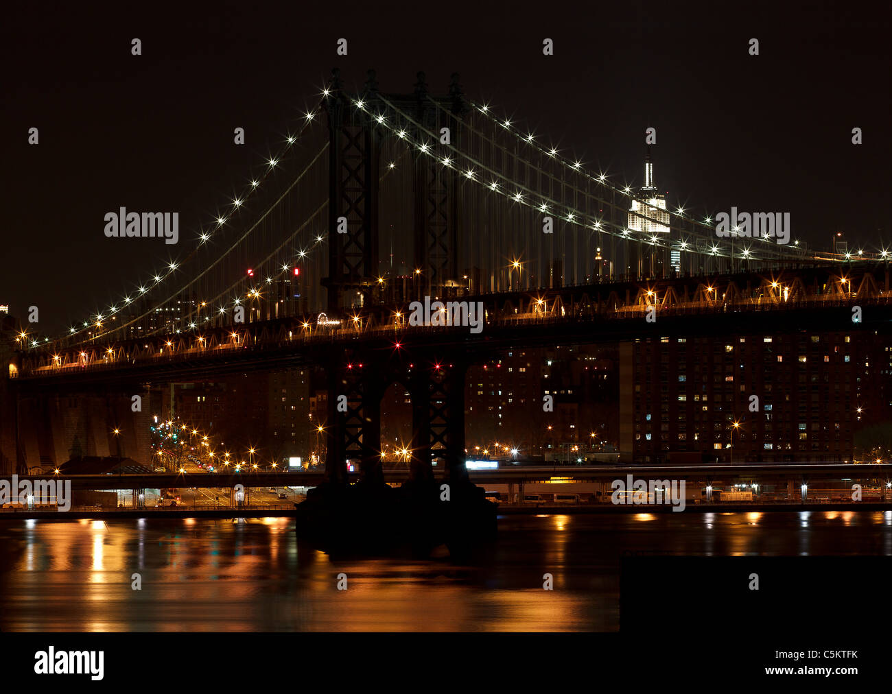 Pont de Manhattan et l'Empire State building at Night Banque D'Images