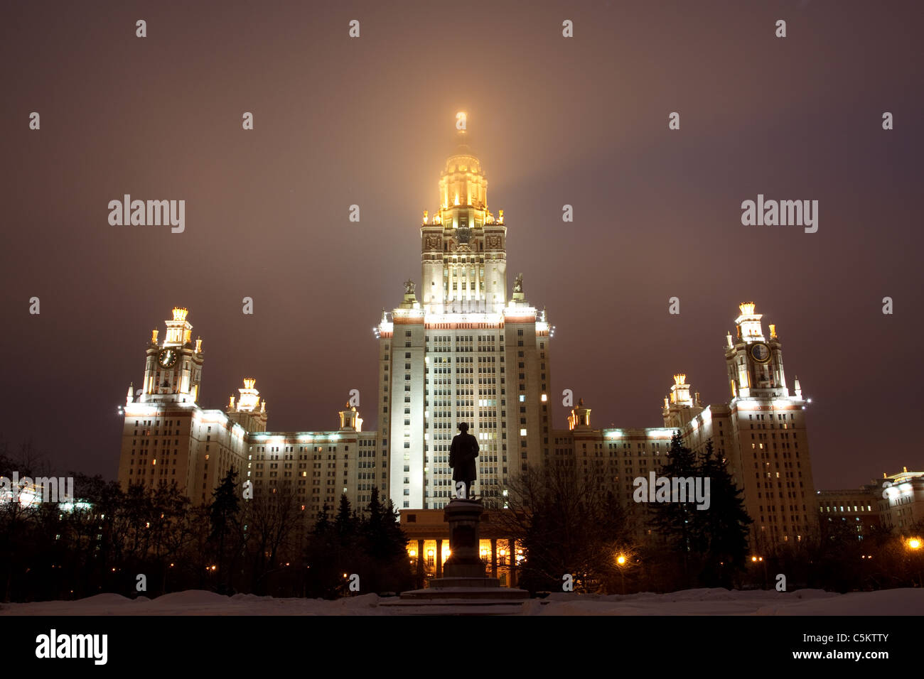 L'Université d'État de Moscou Bâtiment principal de nuit à brouillard Banque D'Images