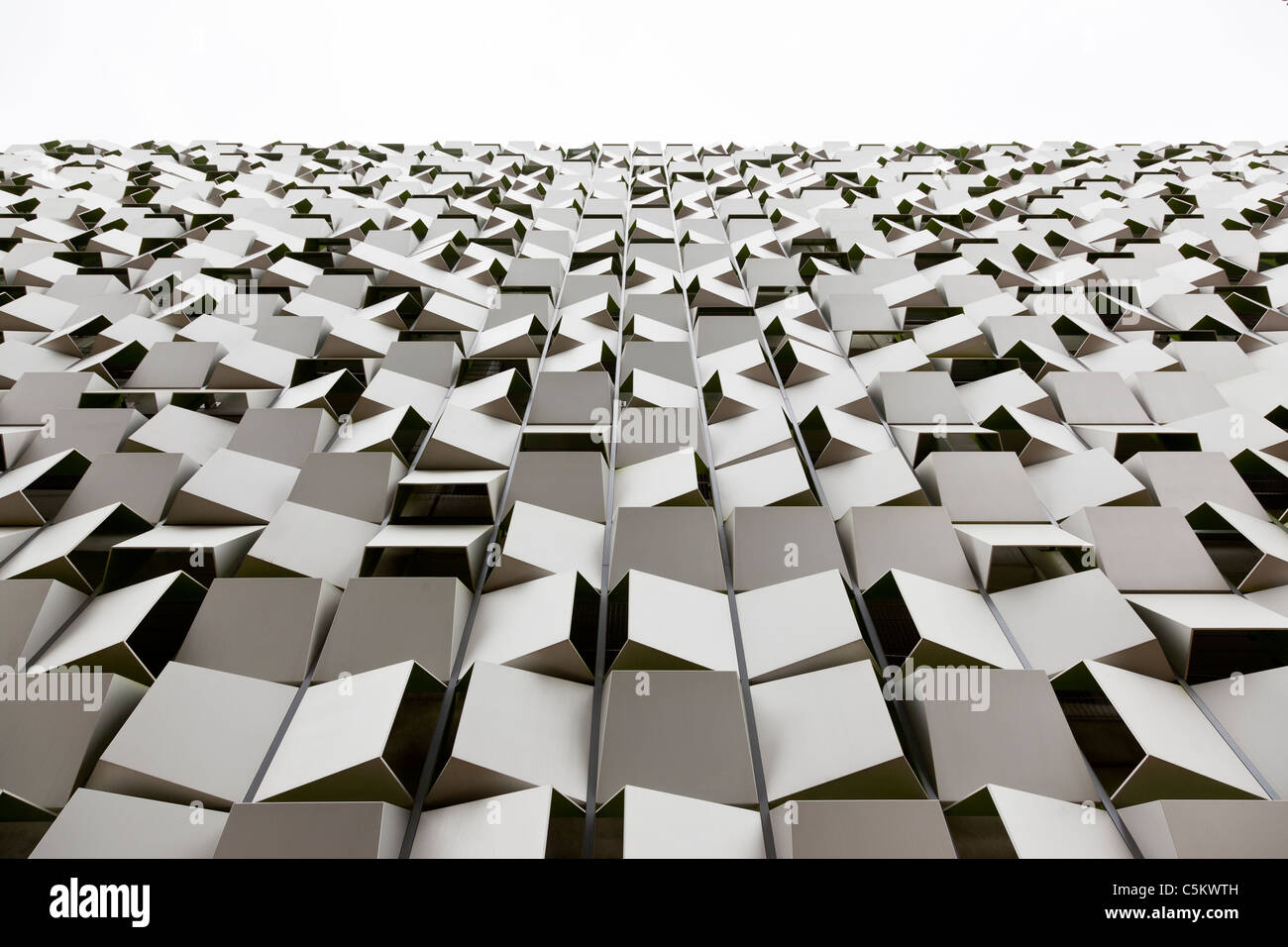 En acier inoxydable sur un parking à plusieurs étages, le centre-ville de Sheffield, connu localement sous le nom de "râpe à fromage" Banque D'Images