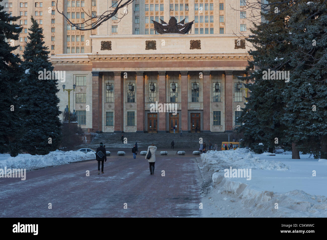 L'Université d'État de Moscou Bâtiment principal entrée principale à l'hiver Banque D'Images