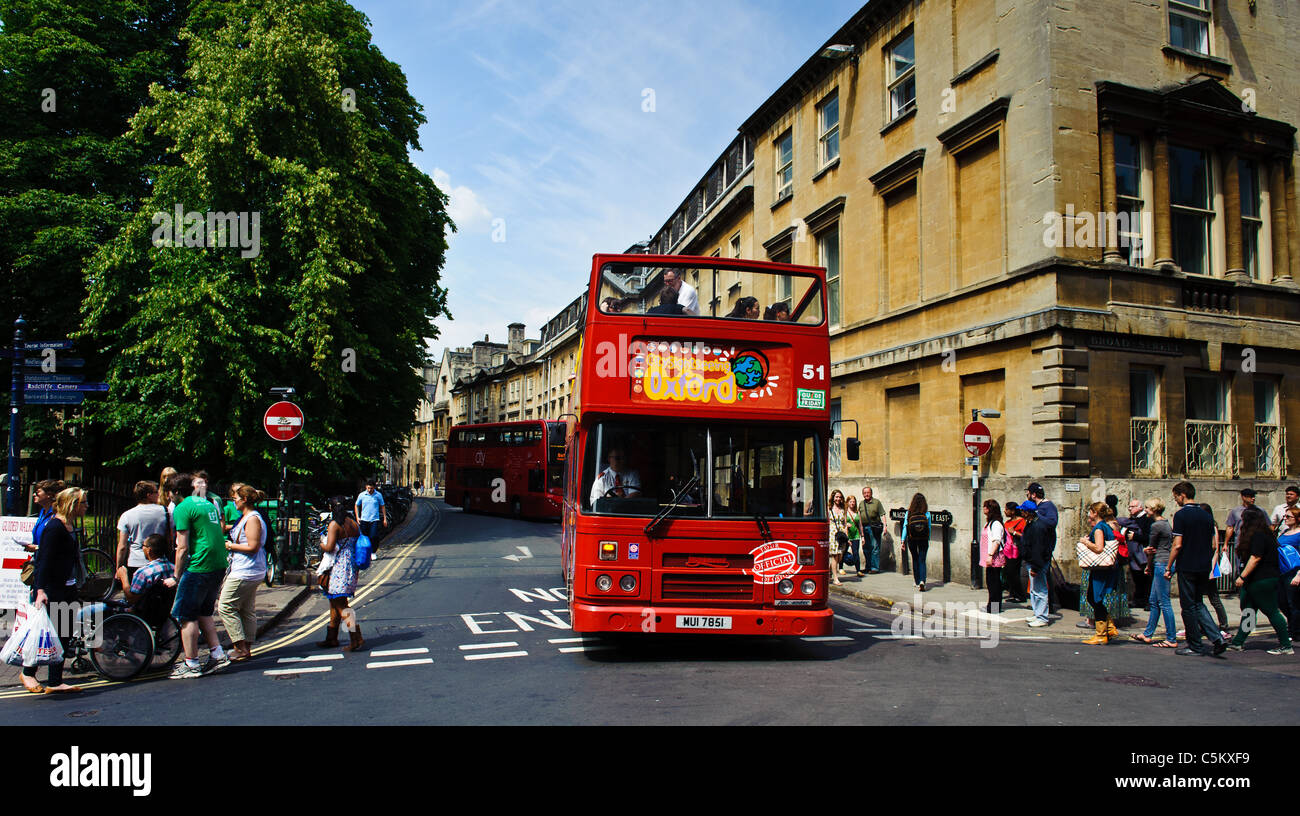 Bus touristique dans la région de Broad Street, Oxford, Angleterre Banque D'Images