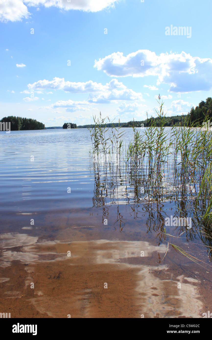 Lac finlandais sur une chaude journée d'été Banque D'Images